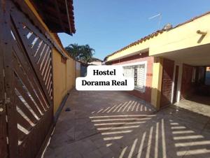 蒙加瓜的住宿－Hostel Dorama Real，带有读主Dominana真实的标志的房子