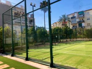 Tenis alebo squash v ubytovaní Denia Mar Apartment - Mar Baltic 5 alebo jeho okolí
