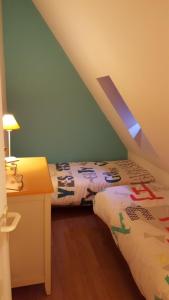 ein Schlafzimmer mit einem Bett und einem Nachttisch sowie einem Bett sidx sidx sidx sidx sidx in der Unterkunft BELLE DUNE Village Vacances face à l'Aquaclub de FORT MAHON in Fort-Mahon-Plage + 11 Fotos