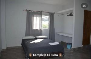Ένα ή περισσότερα κρεβάτια σε δωμάτιο στο Complejo el Buho 1