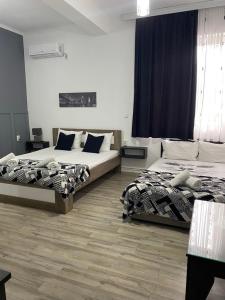 2 letti posti in una stanza con di Migato Apartments a Gevgelija
