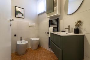 un baño con lavabo e inodoro en AMA casa vacanze, en La Spezia 27 fotos más