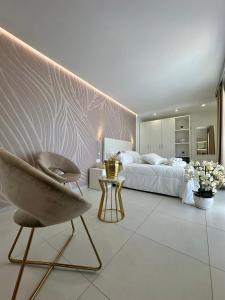 佩斯基奇的住宿－Sirena Suite Deluxe，一间卧室配有一张床和一把椅子