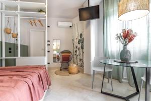 Un dormitorio con una cama y una mesa de cristal. en AMA casa vacanze, en La Spezia