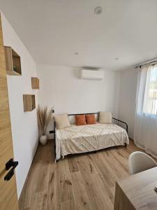 Ένα ή περισσότερα κρεβάτια σε δωμάτιο στο Maison proche des Calanques de la Côte Bleue
