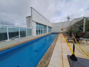 a swimming pool in a building with a building at Saint Moritz Brasília - Flat Particular 704 - com Garagem in Brasilia