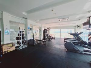 a gym with a bunch of equipment in a room at Saint Moritz Brasília - Flat Particular 704 - com Garagem in Brasilia