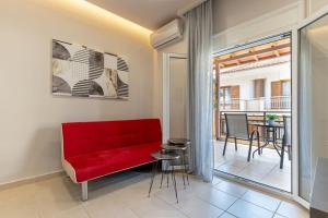 a red couch in a living room with a table at Al centro in Stavros