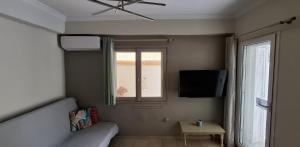 TV a/nebo společenská místnost v ubytování HoneyBee4 - Cozy studio close to the port, airport & Athens