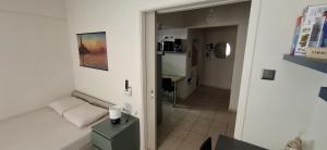 TV a/nebo společenská místnost v ubytování HoneyBee4 - Cozy studio close to the port, airport & Athens + 12 fotografií