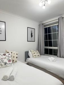 Ένα ή περισσότερα κρεβάτια σε δωμάτιο στο Budget Grey House