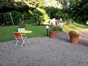 eine Gruppe von Stühlen und einem Tisch in einem Garten in der Unterkunft Villa du Canal in Toulouse