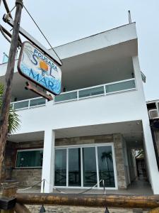 un cartel para un restaurante de marisco frente a un edificio en Pousada Sol e Mar en Morro de São Paulo