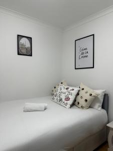 Ένα ή περισσότερα κρεβάτια σε δωμάτιο στο Budget Grey House