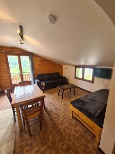 una sala de estar con una cama y un sofá en La Loulettaz, en Le Grand-Bornand