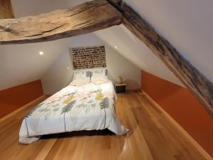 a bedroom with a bed in an attic at La Mésange bleue in Ognes