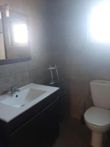 ein Badezimmer mit einem weißen Waschbecken und einem WC in der Unterkunft Casa vicente in Santa Cruz das Flores