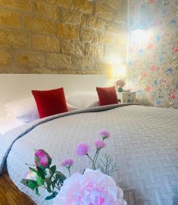 ein Schlafzimmer mit einem Bett mit rosa Blumen drauf in der Unterkunft Pension22 in Meißen