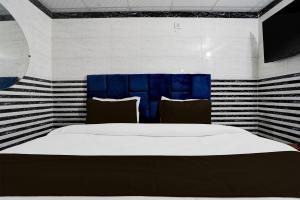 Кровать или кровати в номере OYO Hotel Golden Palace