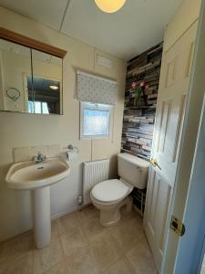 Koupelna v ubytování Millfield Caravan Park - The Sandhurst - Coastal Caravan Breaks