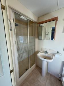 Koupelna v ubytování Millfield Caravan Park - The Sandhurst - Coastal Caravan Breaks + 6 fotografií