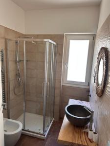 La salle de bains est pourvue d'une douche, d'un lavabo et d'une baignoire. dans l'établissement La Corte del Sole, à Vieste