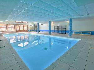 Basen w obiekcie Appartement cosy au pied des pistes avec piscine, balcon et parking privé - FR-1-505-170 lub w pobliżu