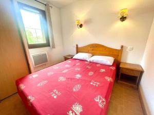 sypialnia z czerwonym łóżkiem i oknem w obiekcie Appartement cosy au pied des pistes avec piscine, balcon et parking privé - FR-1-505-170 w mieście Flumet +17 zdjęć