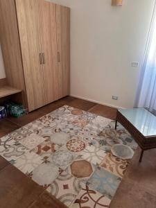 ein Wohnzimmer mit einem Teppich auf dem Boden in der Unterkunft La Corte del Sole in Vieste