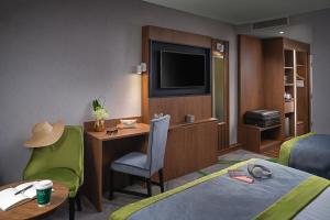 Uma TV ou centro de entretenimento em Carlton Hotel Dublin Airport