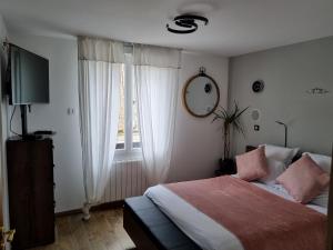 une chambre avec un lit et une grande fenêtre dans l'établissement Les Appart du Sillon, à Pleubian