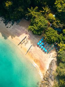 una vista aérea de una playa con sombrillas y pectaminas en Buzios Mar Hotel & Spa en Búzios