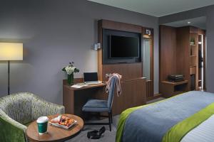 Uma TV ou centro de entretenimento em Carlton Hotel Dublin Airport
