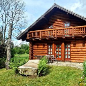 een blokhut met een tafel ervoor bij Relax Srub Kunějov in Člunek