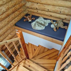 twee knuffeldieren zittend op een stapelbed in een blokhut bij Relax Srub Kunějov in Člunek +14 foto's