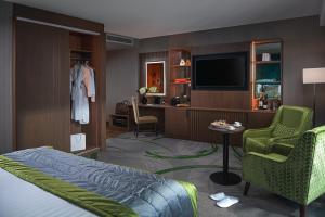 Uma TV ou centro de entretenimento em Carlton Hotel Dublin Airport