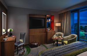 Uma TV ou centro de entretenimento em Carlton Hotel Dublin Airport