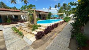ein Swimmingpool im Hinterhof eines Hauses in der Unterkunft Pousada Vila Lua Bela in Pitimbu