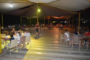 eine Gruppe von Personen, die auf einer Bühne auf Stühlen sitzen in der Unterkunft Bülent Kocabaş-Selinus Beach Club Hotel in Gazipasa