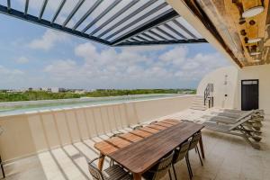 En balkon eller terrasse på Downtown Aldea Zama Luxury Condo