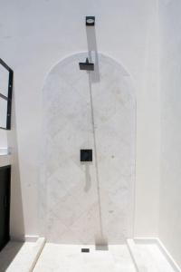 Et badeværelse på Downtown Aldea Zama Luxury Condo