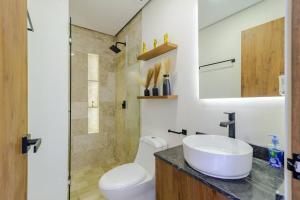 Et badeværelse på Downtown Aldea Zama Luxury Condo + 25 billeder