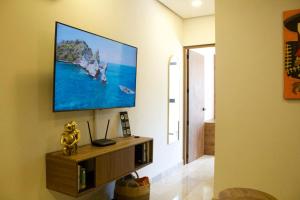 Et tv og/eller underholdning på Downtown Aldea Zama Luxury Condo