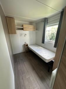 Postel nebo postele na pokoji v ubytování Mobilhome les 3C de mimizan