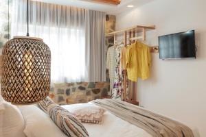 Televisyen dan/atau pusat hiburan di Boriadon Rustic Countryside Homes