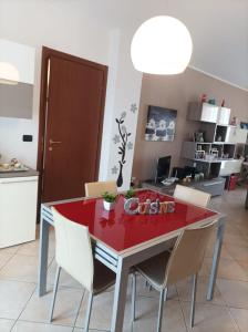 Un comedor con una mesa y sillas rojas. en Casa MALU', en Cavallino di Lecce