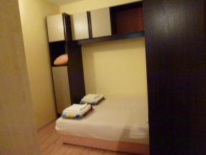 En eller flere senge i et værelse på Studio Apartman Oaza