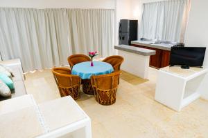uma sala de estar com mesa e cadeiras em Villas San Sebastian em Zihuatanejo