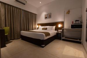 Ein Bett oder Betten in einem Zimmer der Unterkunft Freesia Residency By Express Inn - Navi Mumbai