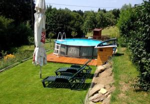 Bazén v ubytování Chalupa Modré Nebe nebo v jeho okolí